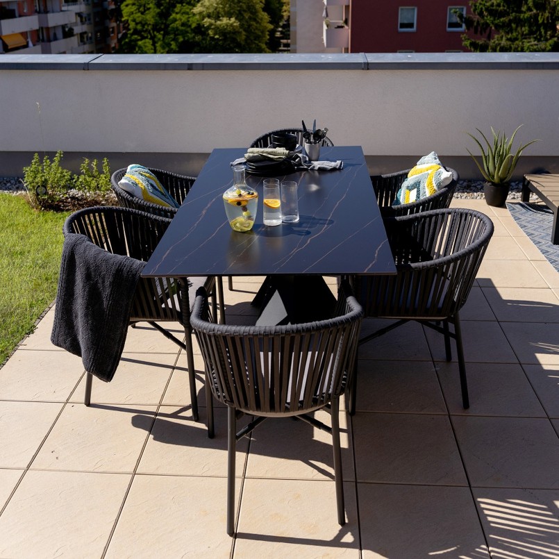 Zwarte zandstenen tuintafel - Gloria - Kare Design