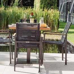 Zwarte tuinstoel met teakhouten armleuningen - Aruba - Gescova