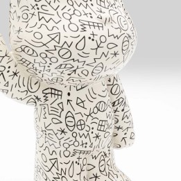 Decorating a graffiti bear with a balloon - Kare Design