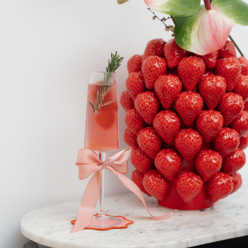 Porcelain red strawberry vase - Kare Design
