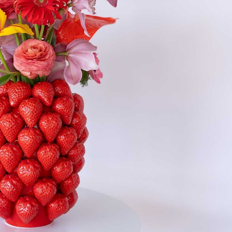 Porcelain red strawberry vase - Kare Design