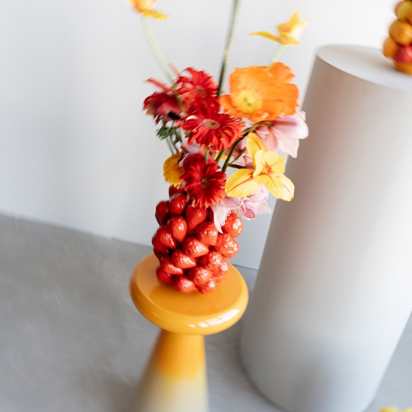 Porcelain red strawberry vase - Kare Design
