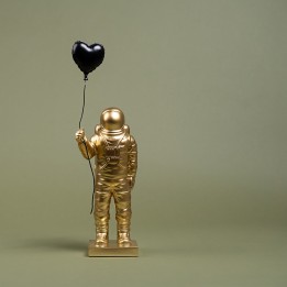 Golden astronaut holding a black heart balloon - Kare Design