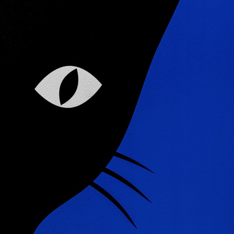 Zwart schilderij van speelse katten op een blauwe achtergrond - Kare Design